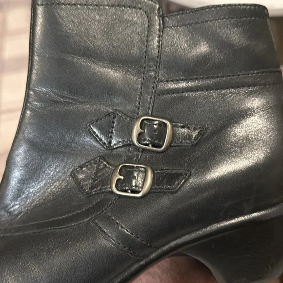 CLARKS Leather ankle boot , size 7W - Picture 11 of 14